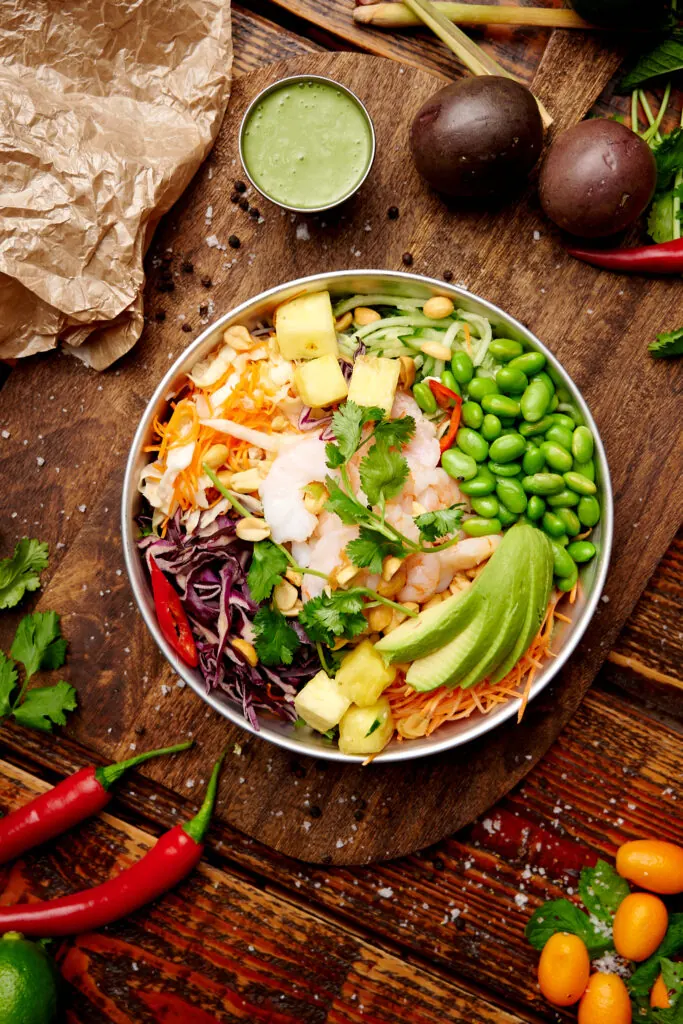 Frisk bowl med laks, edamame, avocado og urter