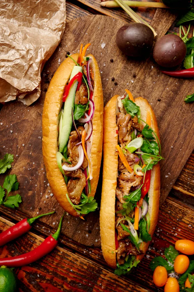 Bánh mì med sødt svinekød, syltede grøntsager og frisk koriander hos AN·DI