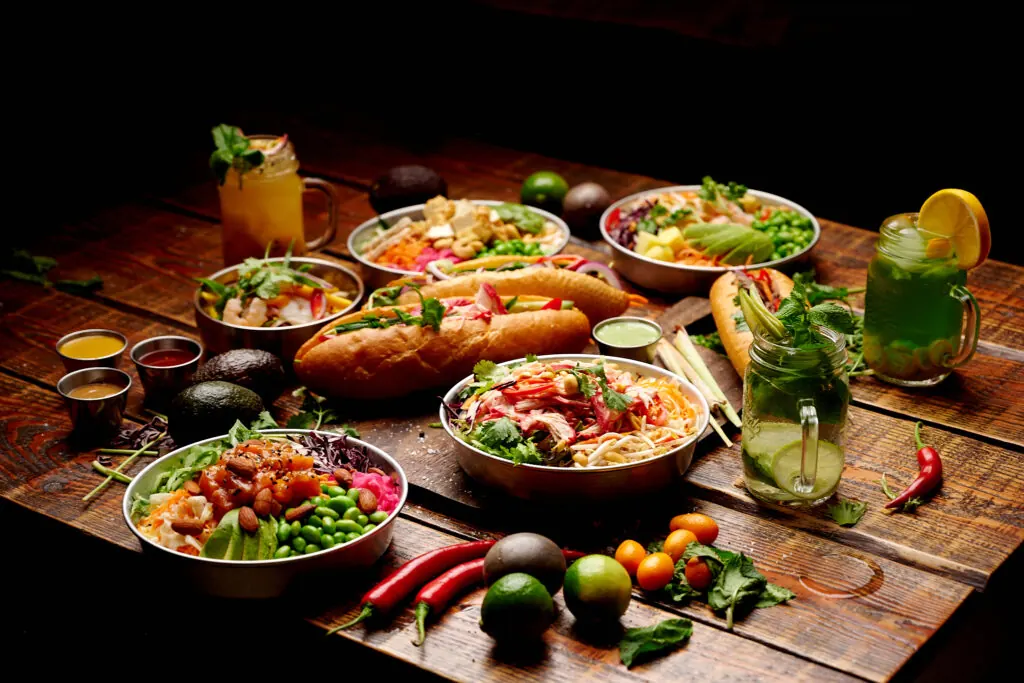 Poke bowls, bánh mì og lemonade på et bord hos AN·DI i Aalborg