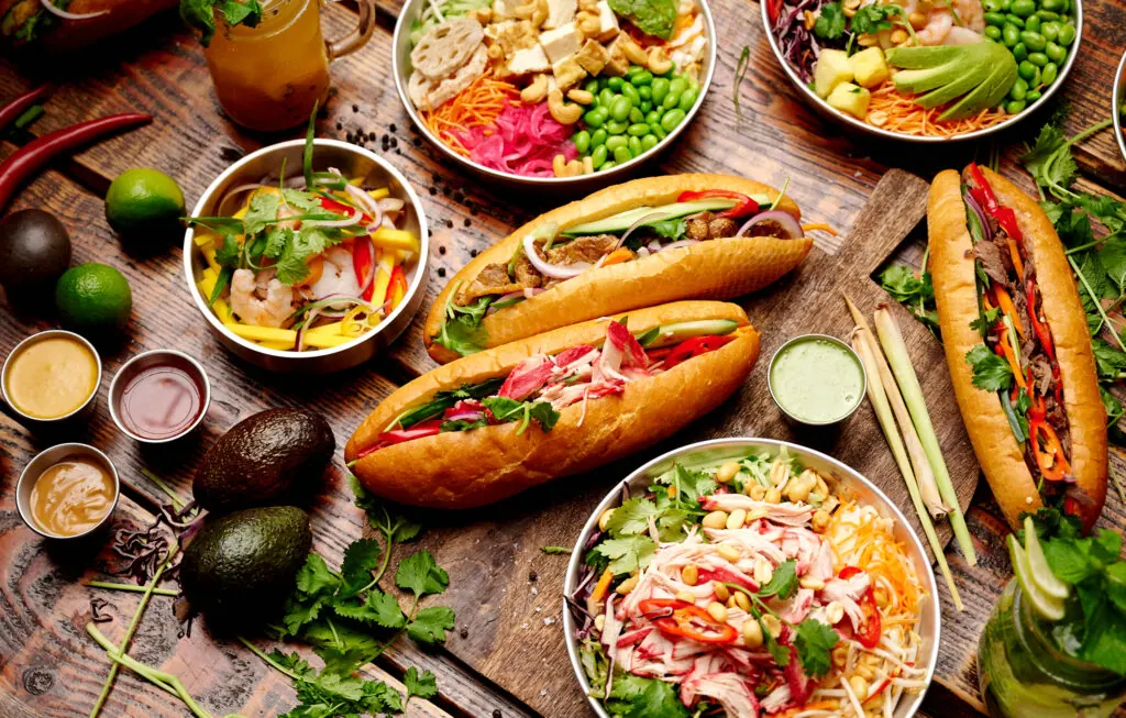 Frokostbord hos AN·DI med bánh mì, bowls, forårsruller og lemonade
